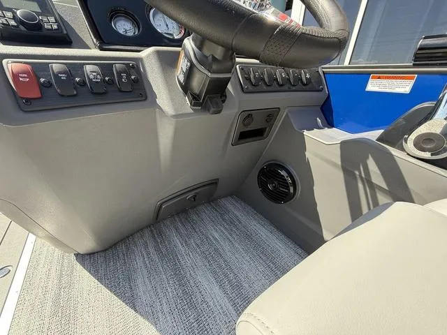 Slide: The Image of Bennington 22 SSB Swingback Tri-Toon Pontoon 2025 - 19