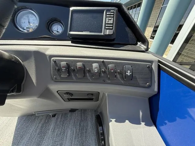 Slide: The Image of Bennington 22 SSB Swingback Tri-Toon Pontoon 2025 - 20