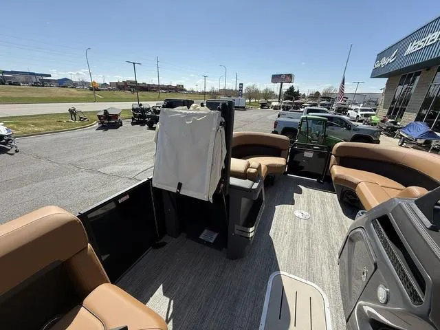 Slide: The Image of Bennington 22 MFB Tri-Toon Pontoon 2025 - 18