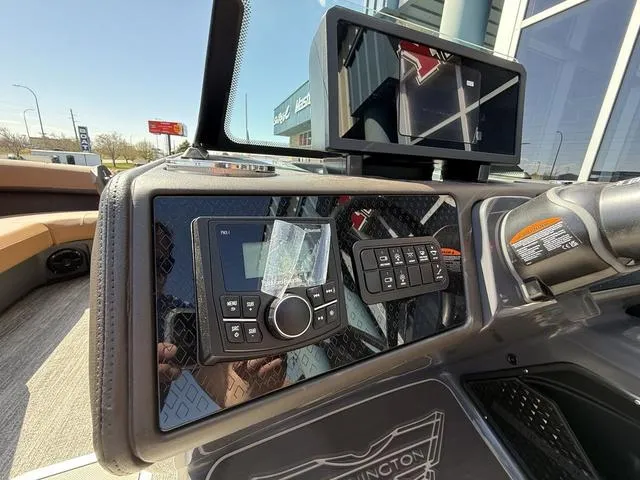 Slide: The Image of Bennington 22 MFB Tri-Toon Pontoon 2025 - 31