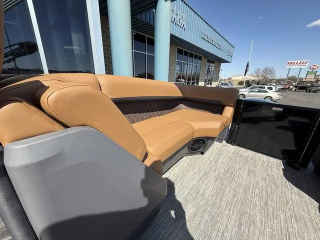 Slide: The Image of Bennington 22 MFB Tri-Toon Pontoon 2025 - 36