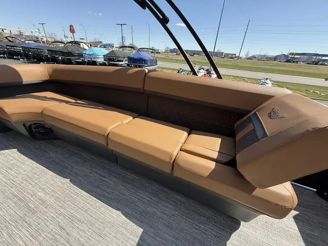 Slide: The Image of Bennington 22 MFB Tri-Toon Pontoon 2025 - 38