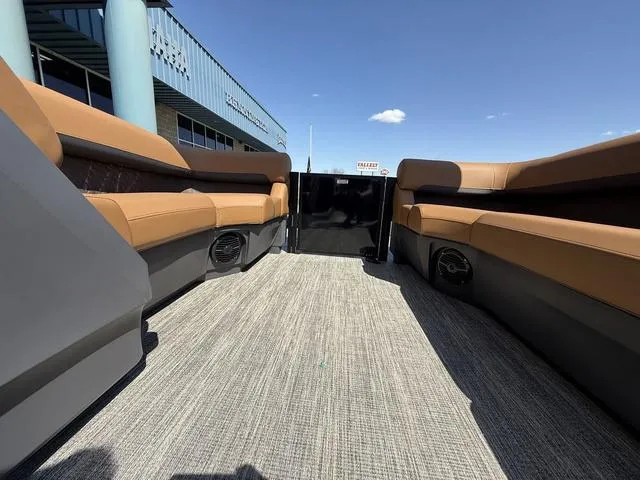 Slide: The Image of Bennington 22 MFB Tri-Toon Pontoon 2025 - 40