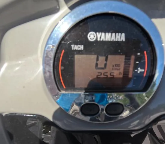 Slide: The Image of Yamaha tachometer displaying 255 hours on a 2019 Chaparral 191 Suncoast boat. - 28