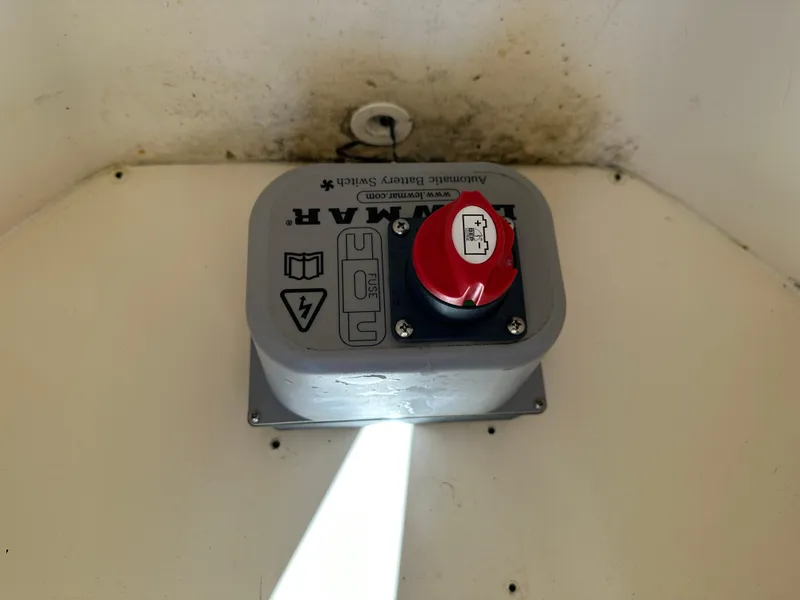 Slide: The Image of Battery switch on a 2017 Scout 320 LXF boat, featuring a red knob. - 27