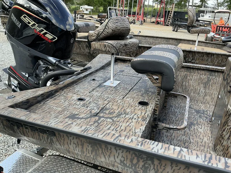 Slide: The Image of 2025 Xpress Hyper-Lift Bay Series 210 BAY-175 HP boat with Yamaha engine, camo design. - 7