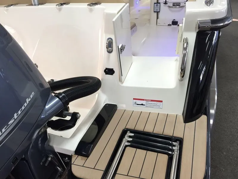 Slide: The Image of Scout 255 Dorado 2018 - 15