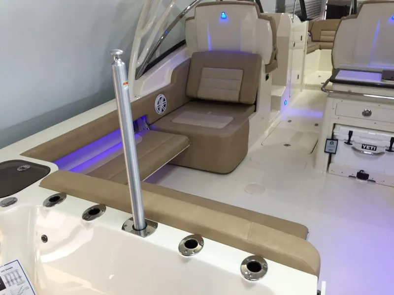 Slide: The Image of Scout 255 Dorado 2018 - 16