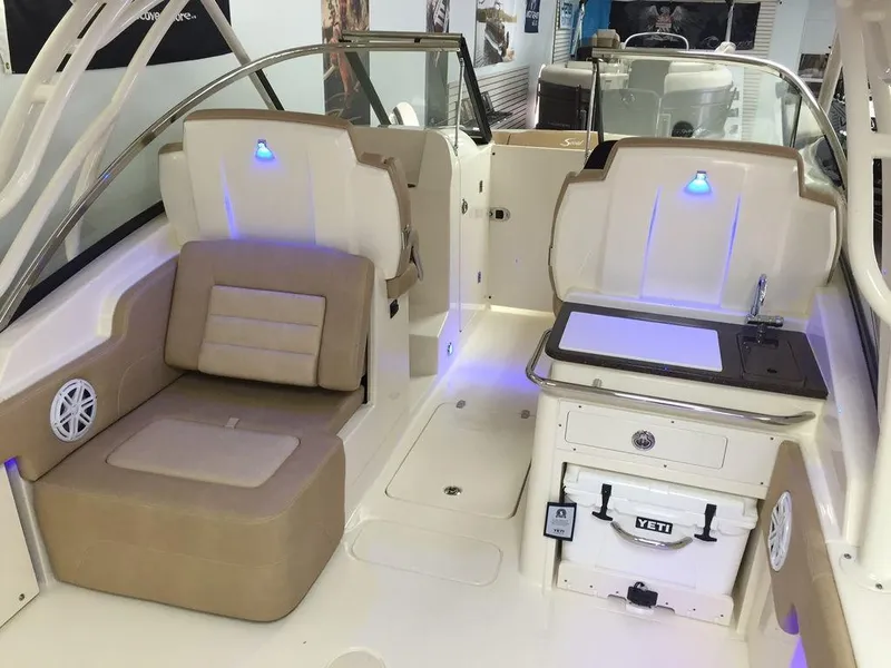 Slide: The Image of Scout 255 Dorado 2018 - 7