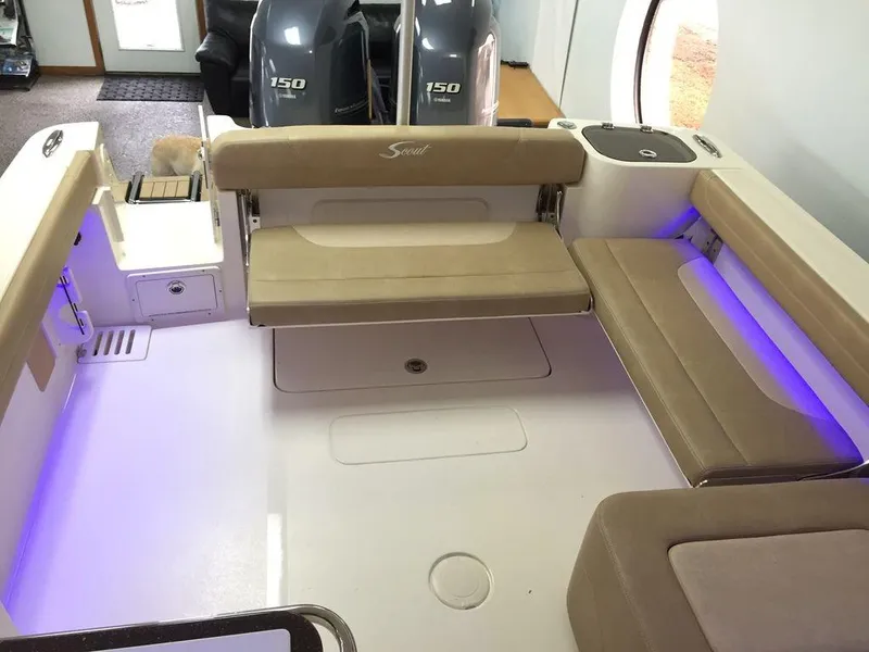 Slide: The Image of Scout 255 Dorado 2018 - 8