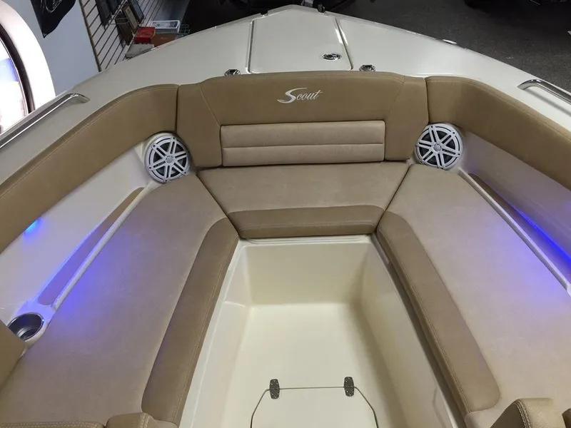 Slide: The Image of Scout 255 Dorado 2018 - 9