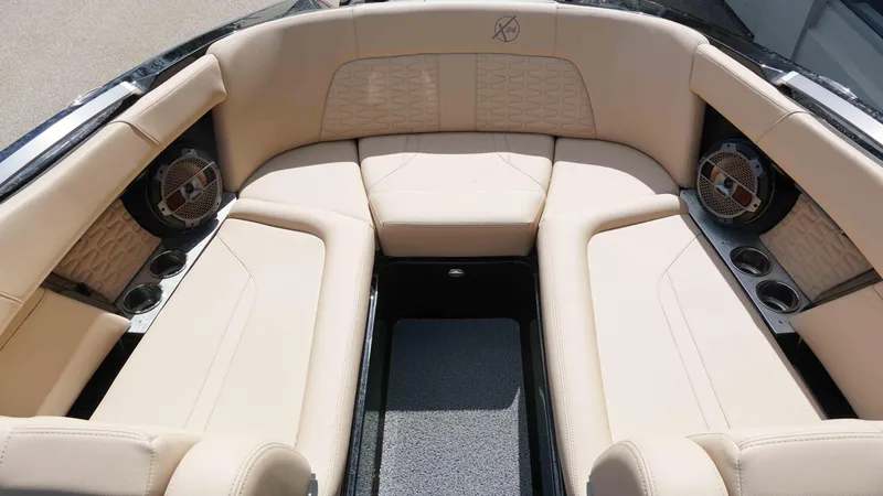 Slide: The Image of MasterCraft X24 2022 - 14