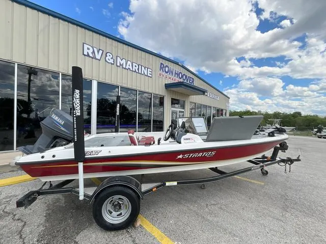 Slide: The Image of 2007 Stratos 176XT boat at Ron Hoover RV & Marine dealership. - 10