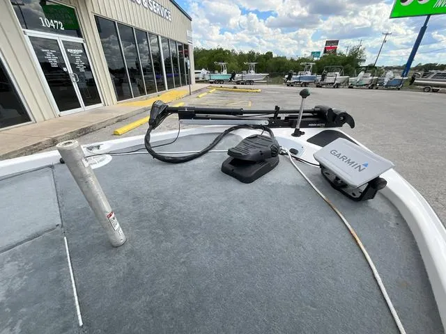 Slide: The Image of 2007 Stratos 176XT boat deck with Garmin device and trolling motor. - 16