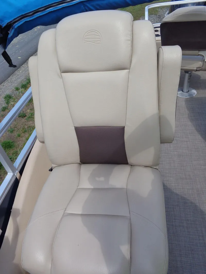 Slide: The Image of Beige captain's chair on 2019 Sun Tracker Fishin' Barge 22 DLX pontoon boat. - 28