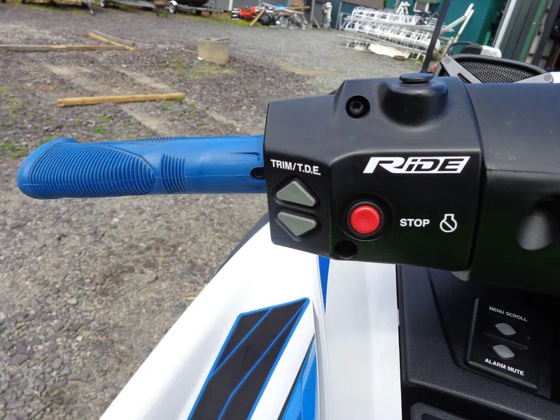 Slide: The Image of 2019 Yamaha FX Cruiser HO handlebar controls with blue grip and Ride system. - 9