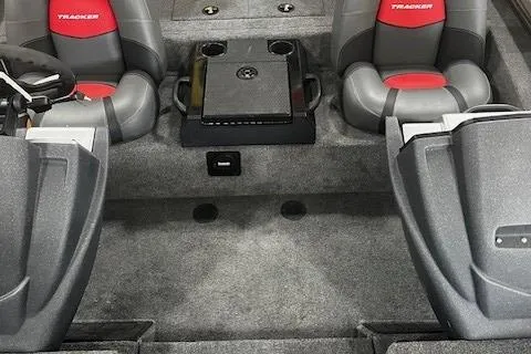 Slide: The Image of Tracker Savage 215 2025 - 93