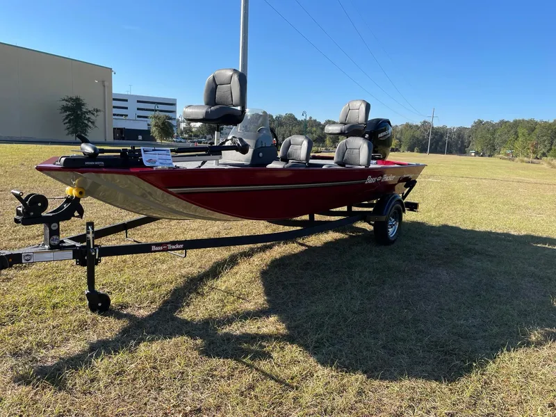 Slide: The Image of Tracker Bass Tracker Classic XL 2025 - 2