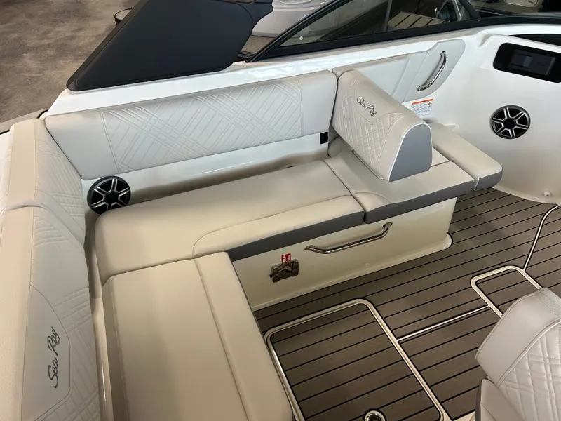 Slide: The Image of Sea Ray SDX 230 2026 - 9
