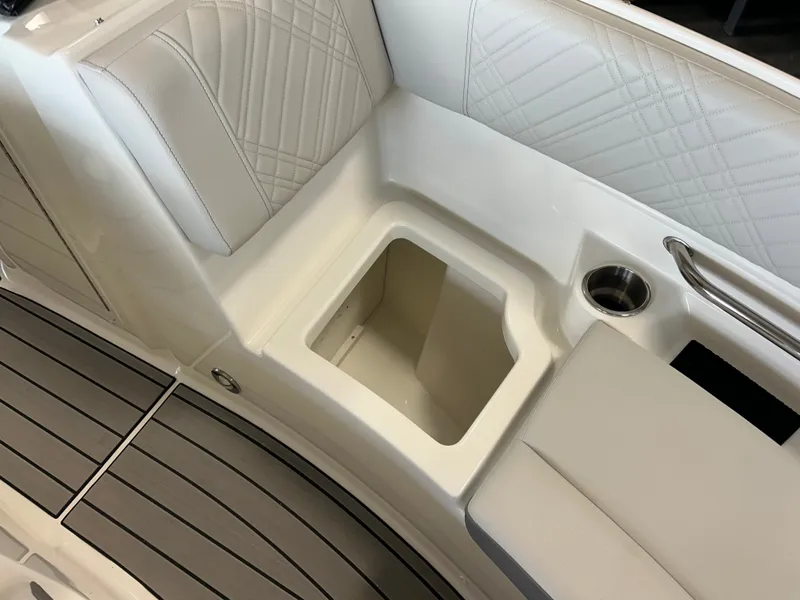 Slide: The Image of Sea Ray SDX 230 2026 - 20