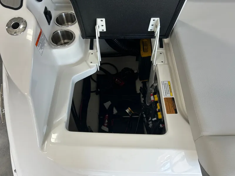 Slide: The Image of Sea Ray SDX 230 2026 - 27