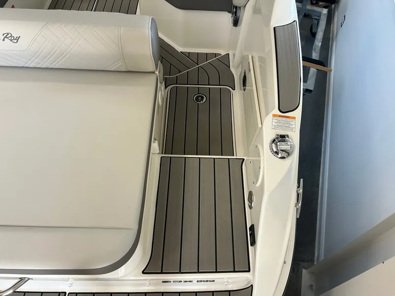 Slide: The Image of Sea Ray SDX 230 2026 - 5