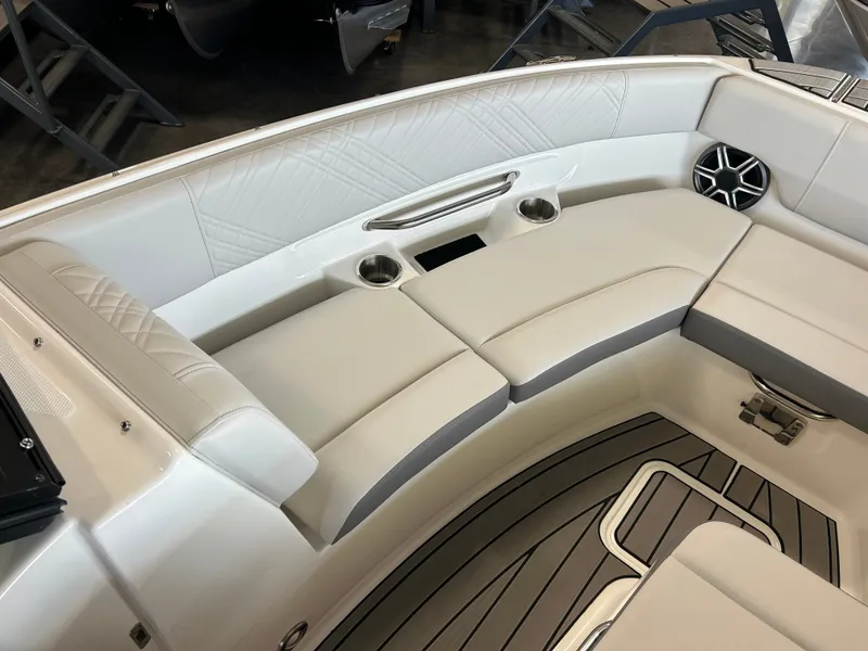 Slide: The Image of Sea Ray SDX 230 2026 - 17