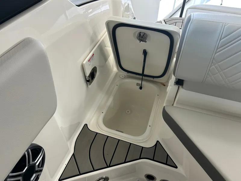 Slide: The Image of Sea Ray SDX 230 2026 - 6