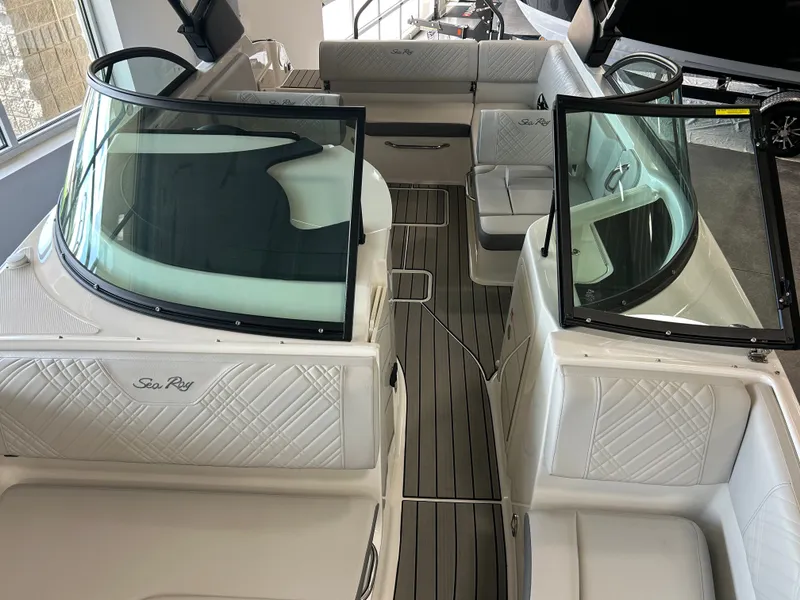 Slide: The Image of Sea Ray SDX 230 2026 - 25
