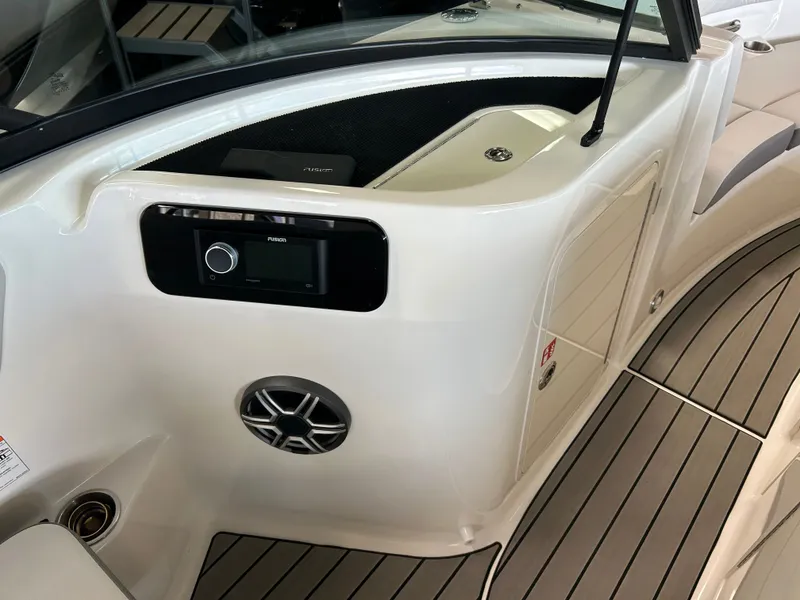 Slide: The Image of Sea Ray SDX 230 2026 - 12