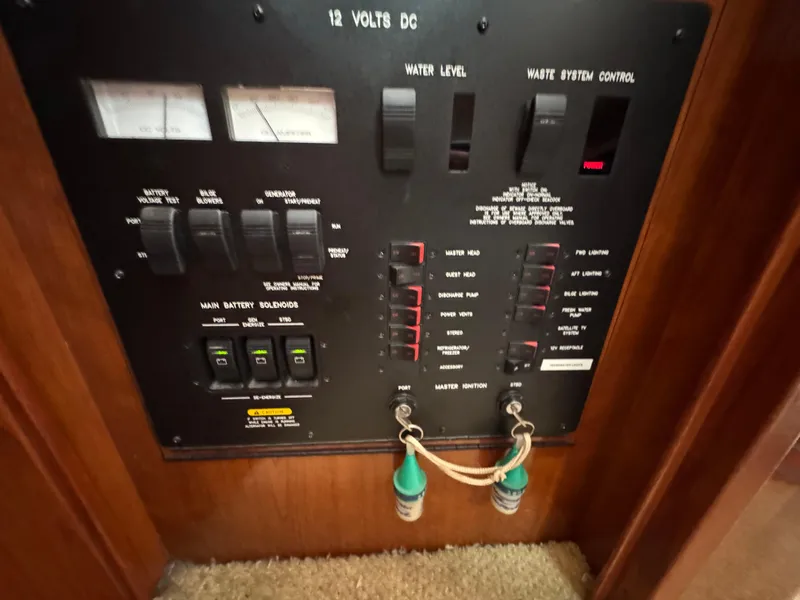 Slide: The Image of 27 2004 Sea Ray 390 Control Panel - 28