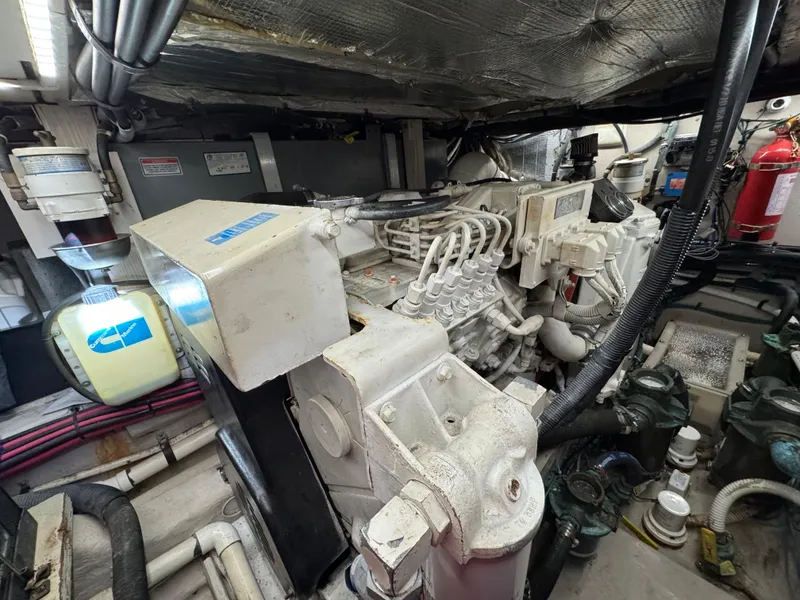 Slide: The Image of 39 2004 Sea Ray 390  Engine Room - 40