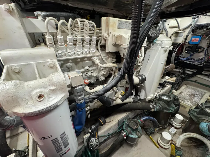 Slide: The Image of 41 2004 Sea Ray 390 Engine Room - 42