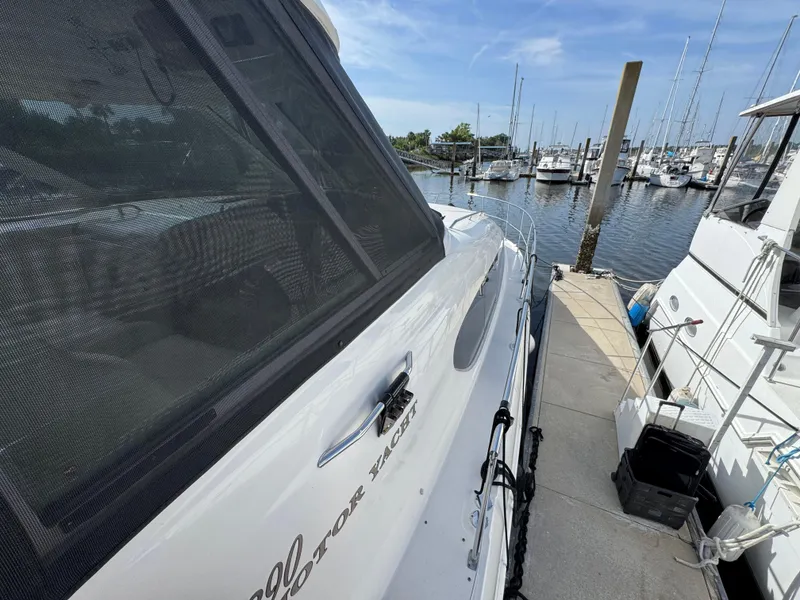 Slide: The Image of 50 2004 Sea Ray 390 Starboard Walkway - 51