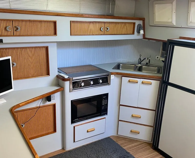 Slide: The Image of Sea Ray 390 Express Cruiser 1990 - 85