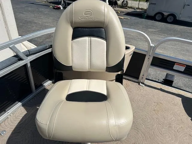 Slide: The Image of Sun Tracker Fishin' Barge 22 DLX 2013 - 55