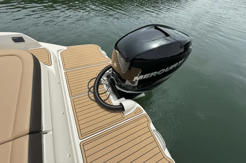 Slide: The Image of Sea Ray SDX 270 Outboard 2021 - 19