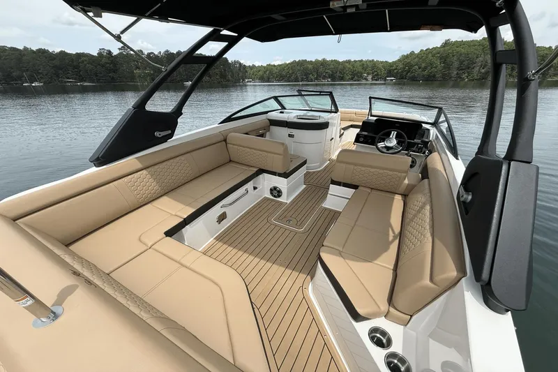 Slide: The Image of Sea Ray SDX 270 Outboard 2021 - 25