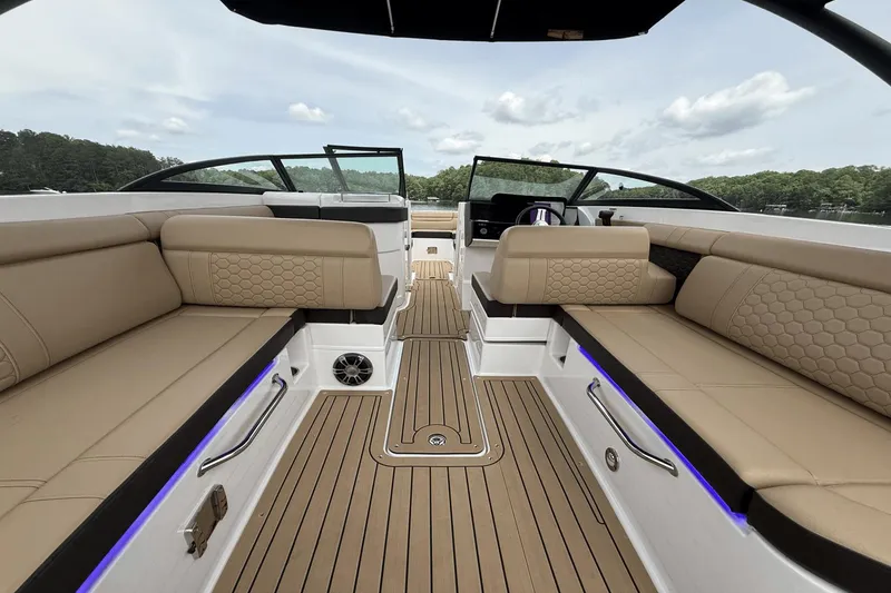 Slide: The Image of Sea Ray SDX 270 Outboard 2021 - 27