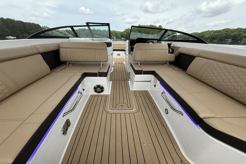 Slide: The Image of Sea Ray SDX 270 Outboard 2021 - 28