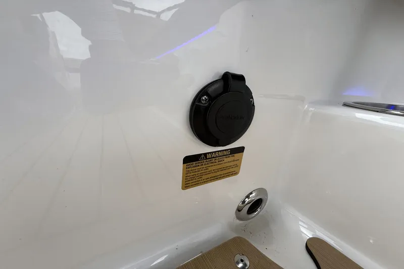 Slide: The Image of Sea Ray SDX 270 Outboard 2021 - 31