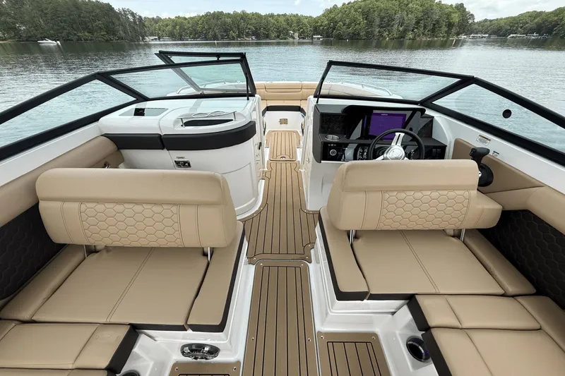 Slide: The Image of Sea Ray SDX 270 Outboard 2021 - 32