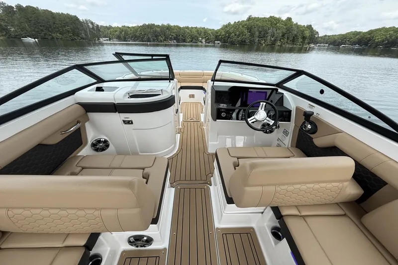 Slide: The Image of Sea Ray SDX 270 Outboard 2021 - 33