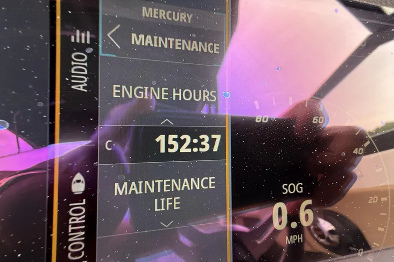 Slide: The Image of Sea Ray SDX 270 Outboard 2021 - 35