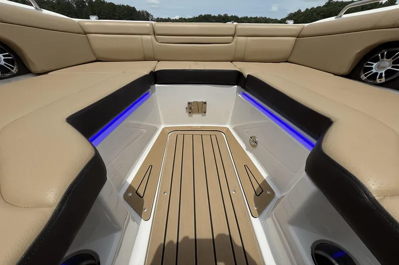 Slide: The Image of Sea Ray SDX 270 Outboard 2021 - 42