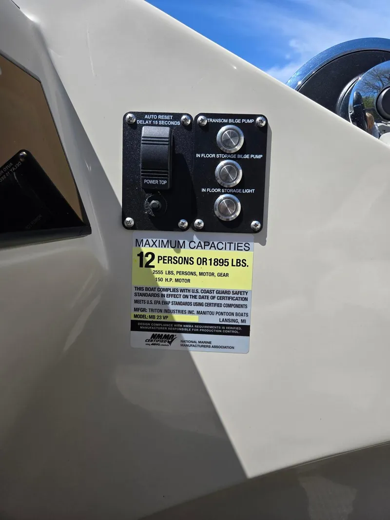 Slide: The Image of 2019 Manitou Oasis VP Tri Toon capacity label and control panel. - 11