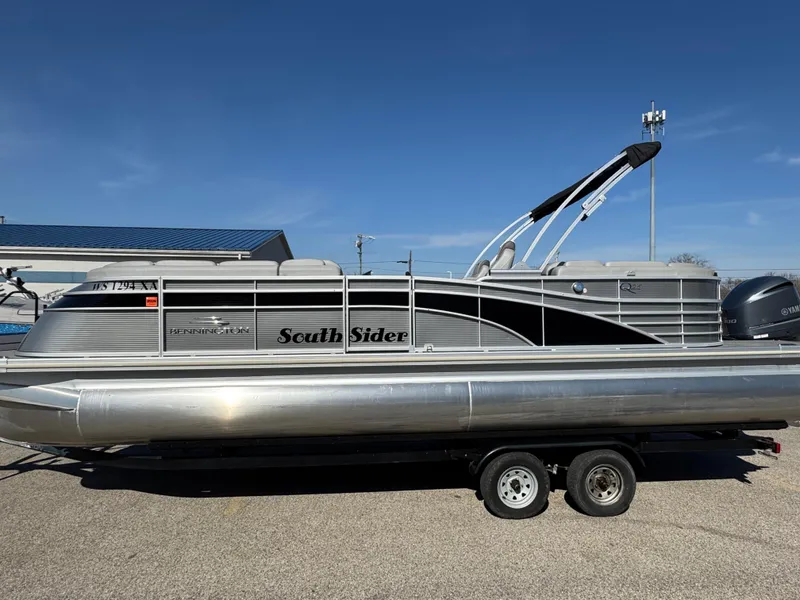 Slide: The Image of 2020 Bennington Q 25 QSR pontoon boat on trailer, side view, clear sky background. - 0