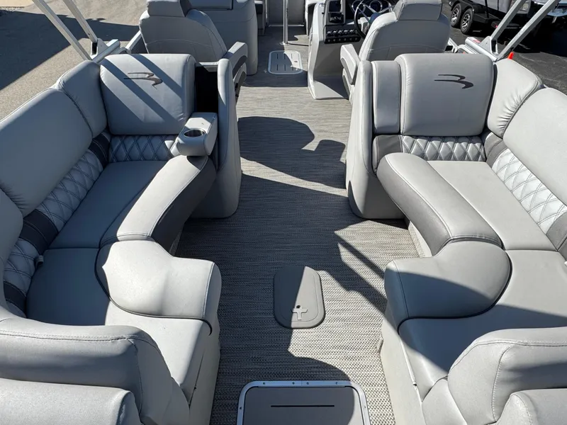 Slide: The Image of Interior of 2020 Bennington Q 25 QSR pontoon boat with luxurious seating. - 17