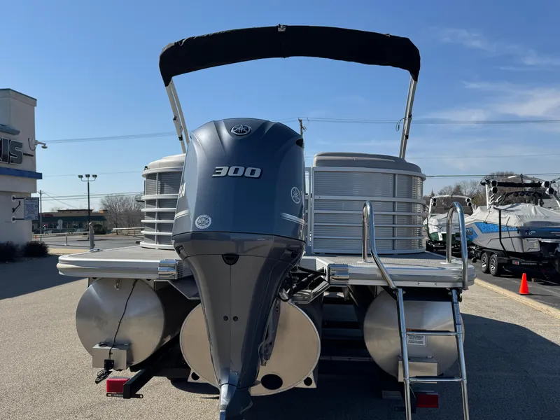 Slide: The Image of 2020 Bennington Q 25 QSR pontoon boat with Yamaha 300 outboard motor, docked outdoors. - 27