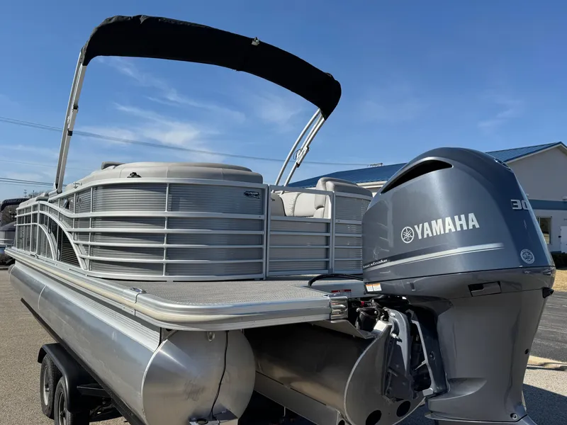 Slide: The Image of 2020 Bennington Q 25 QSR pontoon boat with Yamaha engine, docked under clear blue sky. - 28
